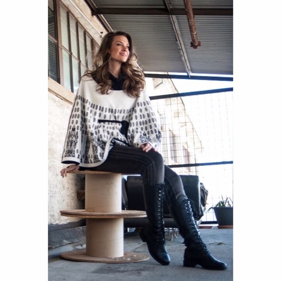 Reversible Black & White Cape - Picture 1 of 3